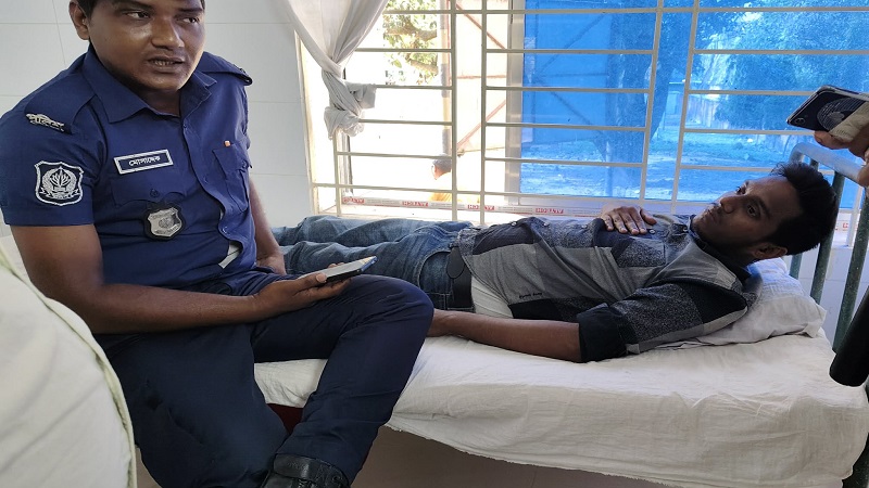 গোমস্তাপুরে ফিলিং ষ্টেশনে তেল নিতে গিয়ে পুলিশ সদস্যকে লাঠিপেটা,আটক ৩